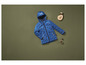 Eine blaue Softshelljacke mit Weltraumthema für Kinder.