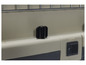 Nahaufnahme einer beige Tiertransportbox mit schwarzem Verschluss