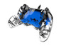 Ein transparenter Gamecontroller mit blauen Komponenten.