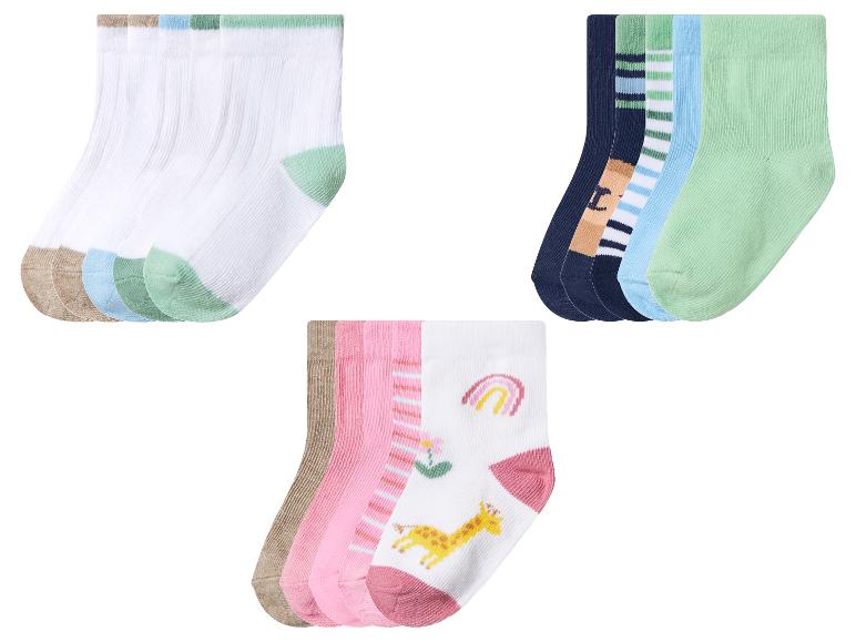 Drei Sets mit je fünf Paar Babysocken in verschiedenen Farben und Mustern.