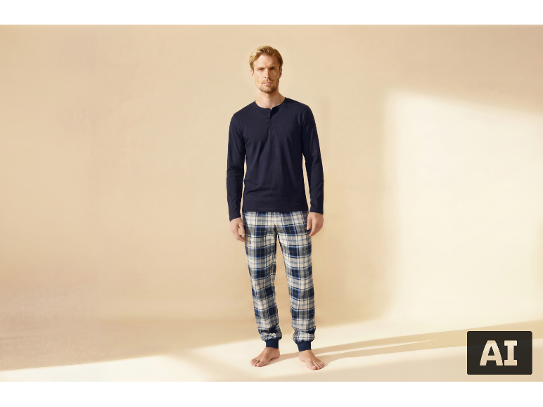 Mann in marineblauem Pyjama und karierter Hose, stehend.