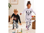 Zwei Kinder in Mickey Mouse Pyjamas spielen mit Kegeln.