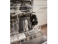 Geöffnete Spülmaschine mit Küchenutensilien, darunter ein Sieb und ein Mixer.