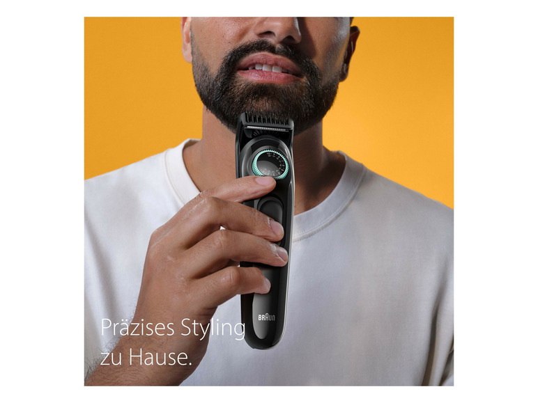 Ein Mann benutzt einen Braun Barttrimmer.