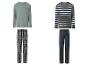 Zwei Herren-Pyjama-Sets: eines mit grünem Langarmshirt und karierter Hose, das andere mit gestreiftem Shirt und unifarbener dunkler Hose.