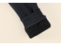 Nahaufnahme eines schwarzen Ärmelbündchens mit warmem Fleece-Futter