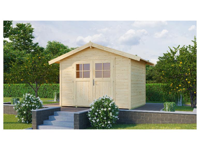 Holz-Gartenhaus mit Glastüren, in einem Garten zwischen Bäumen und Sträuchern.