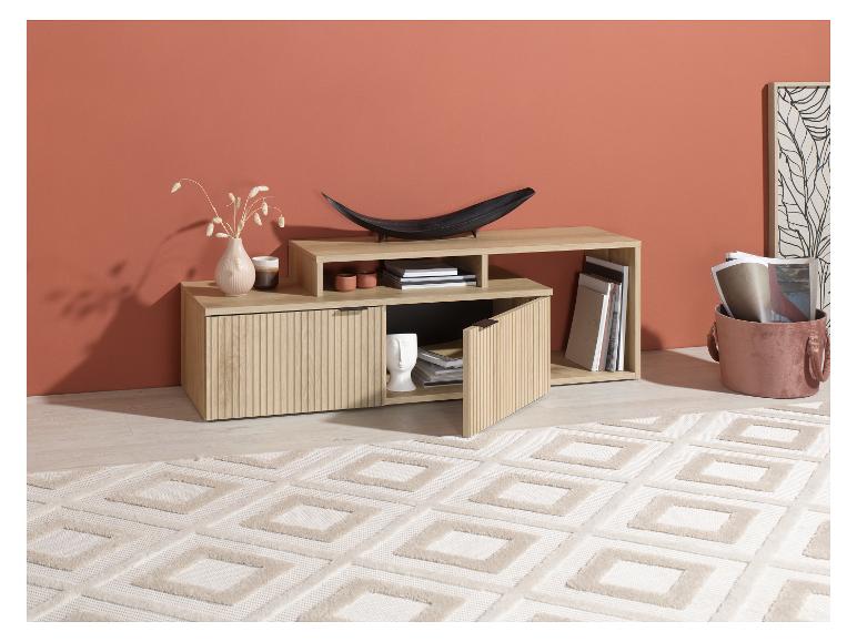 Moderner heller Holz-TV-Schrank mit Stauraum, dekoriert mit Designobjekten.