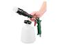 Hand hält eine grün-schwarze Reinigungspistole mit weißem Bürstenaufsatz und weißer Flasche.