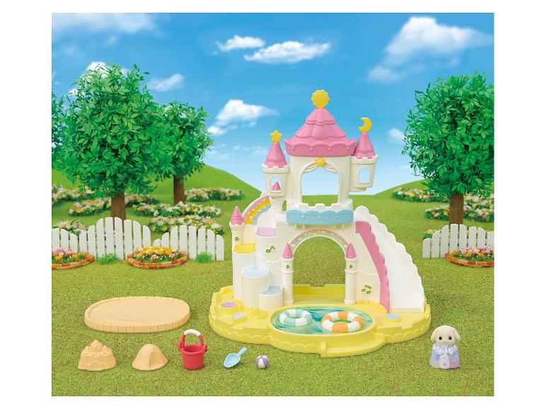 SYLVANIAN FAMILIES Erlebniskindergarten mit Sandkasten, Pool und Figur in einem Garten.