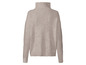Ein beiger Pullover mit Rollkragen.