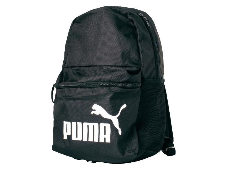 Schwarzer Rucksack mit weißem Logo einer springenden Katze und Text auf der Vorderseite
