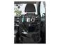 Auto-Sitzorganizer mit Tablet, Stiften und Sonnenbrille.