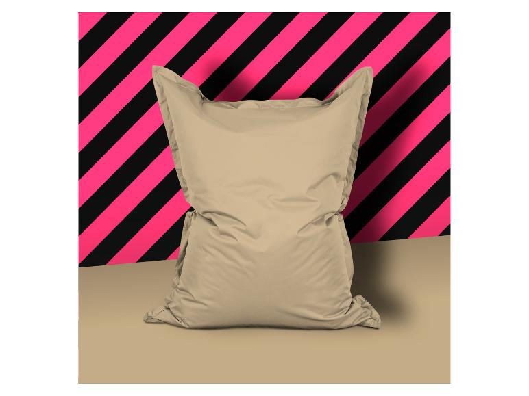 Ein beiger Sitzsack vor einem pinkfarbenen und schwarzen Hintergrund.