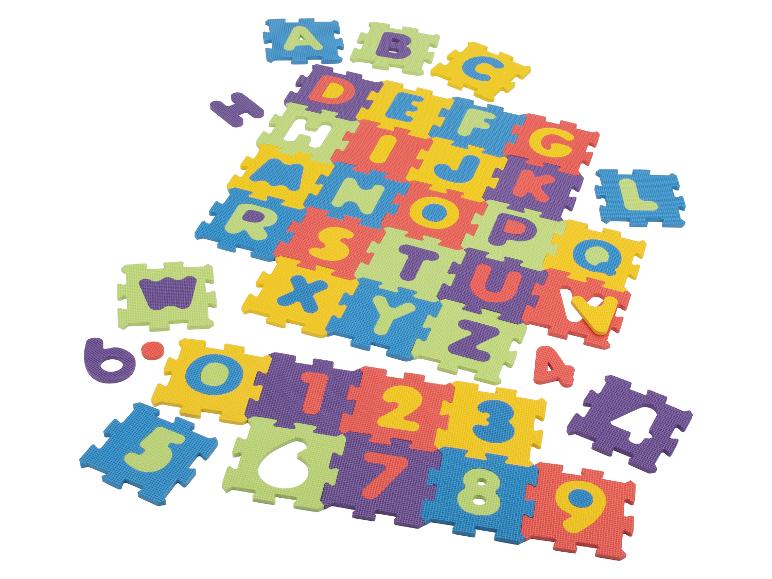 Bunte Schaumstoffmatten mit Alphabetbuchstaben und Zahlen.