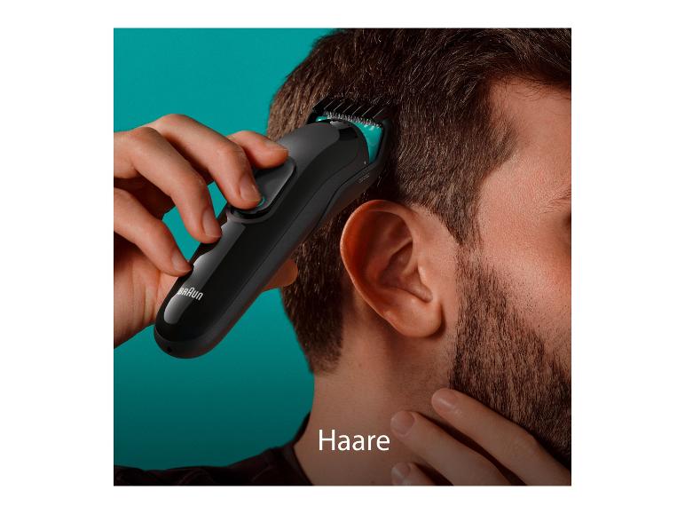 Ein Mann benutzt einen Braun Haarschneider, um seine Haare zu schneiden.