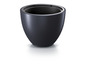 Ein schwarzer runder Blumentopf mit glatter Oberfläche.