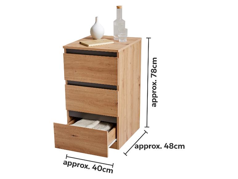 Holzkommode mit drei Schubladen, eine offen, und ca. Maßen 78x48x40cm.