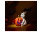Halloween-Geist- und Kürbisdekoration mit Fledermaussilhouetten und Herbst-Elementen.