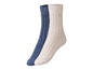 Zwei Paar Socken, eins dunkelblau und eins cremefarben.