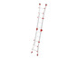 Eine weiße Teleskopleiter mit roten Akzenten.