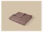 Mauvefarbene gesteppte Decke oder Tagesdecke mit Blattmuster.