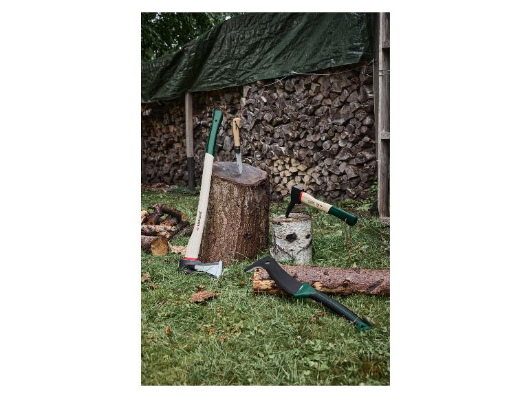 Holzspaltwerkzeuge, darunter Äxte und ein Messer, neben einem Baumstumpf und Brennholz.