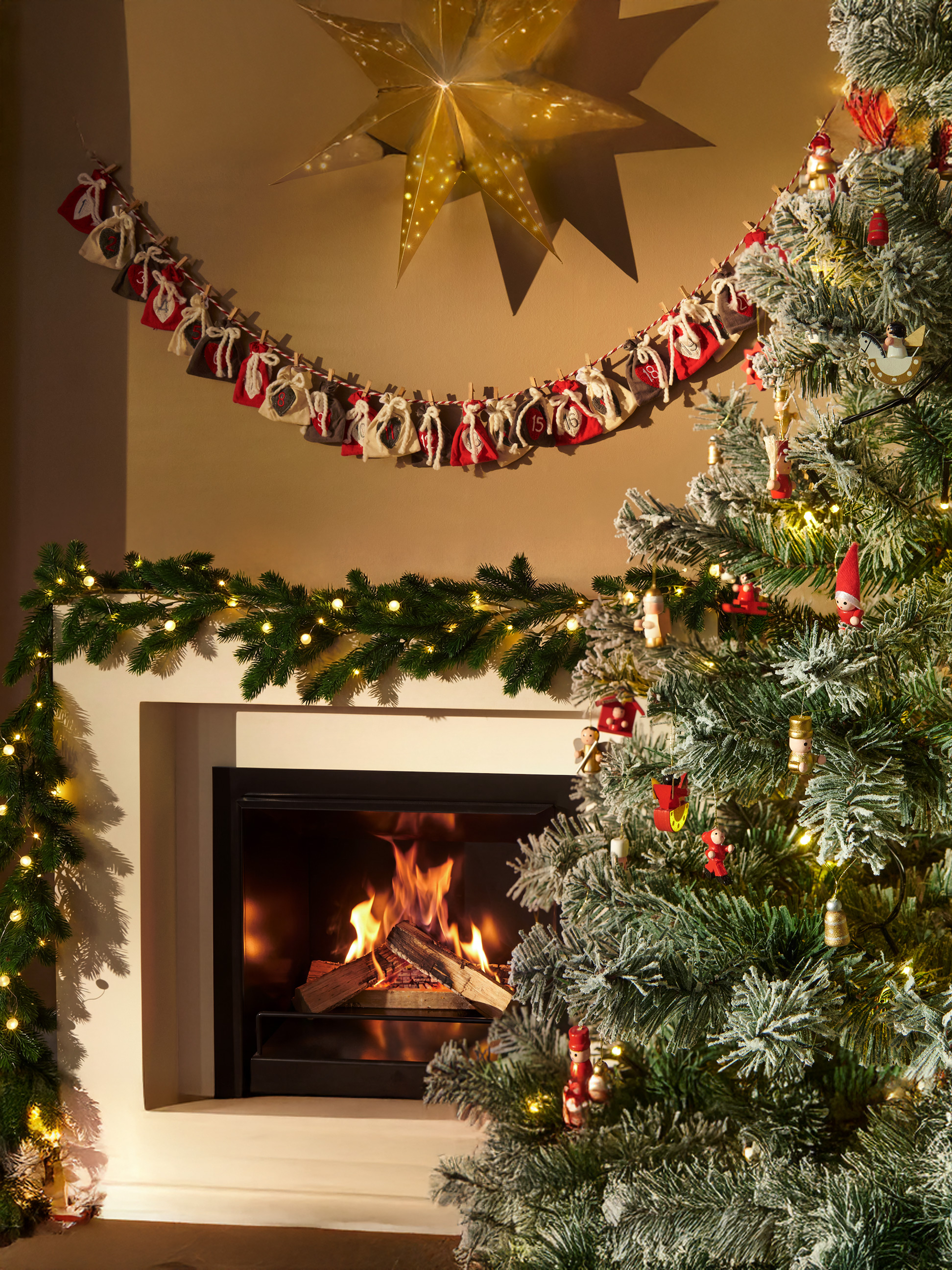 Weihnachtsbaum mit Adventskalender und Kamin.