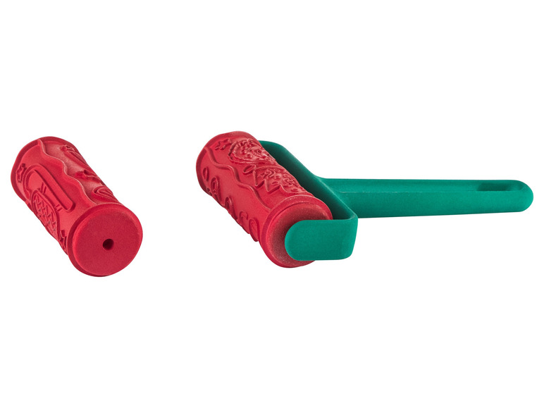 Zwei rote Reliefrollen mit grünen Griffen.