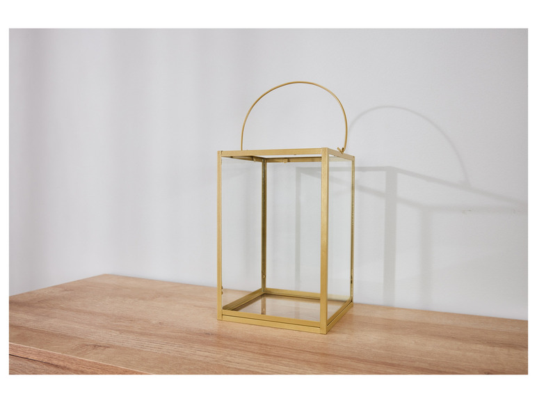 Eine goldene Laterne auf einem Holztisch