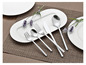 Besteckset mit Gabeln, Löffeln und einem Messer auf einer weißen Unterlage.