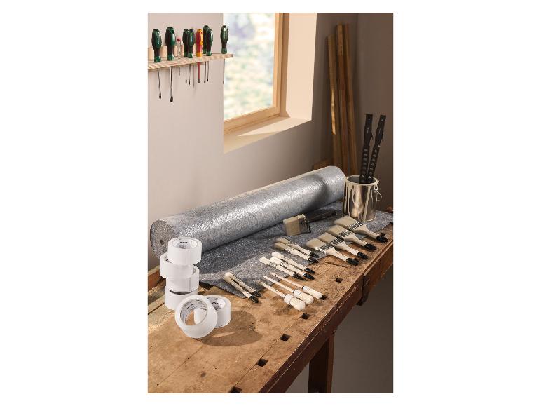 17-teiliges PARKSIDE® Pinsel-Set mit Malerzubehör auf einer Werkbank.