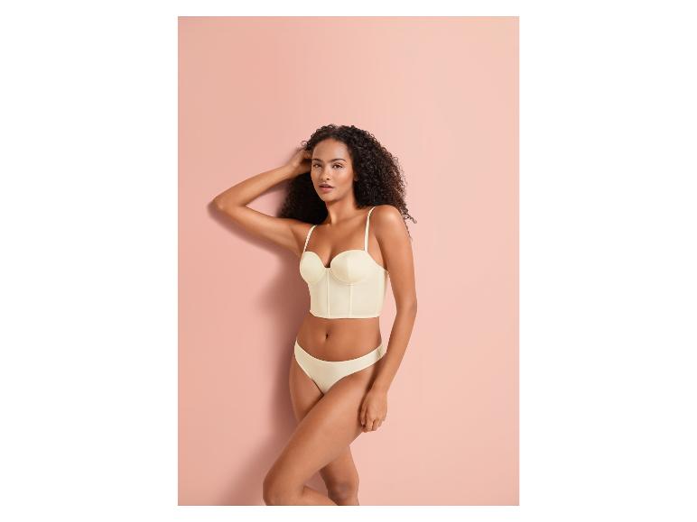 Eine Frau trägt einen weißen BH und Slip.