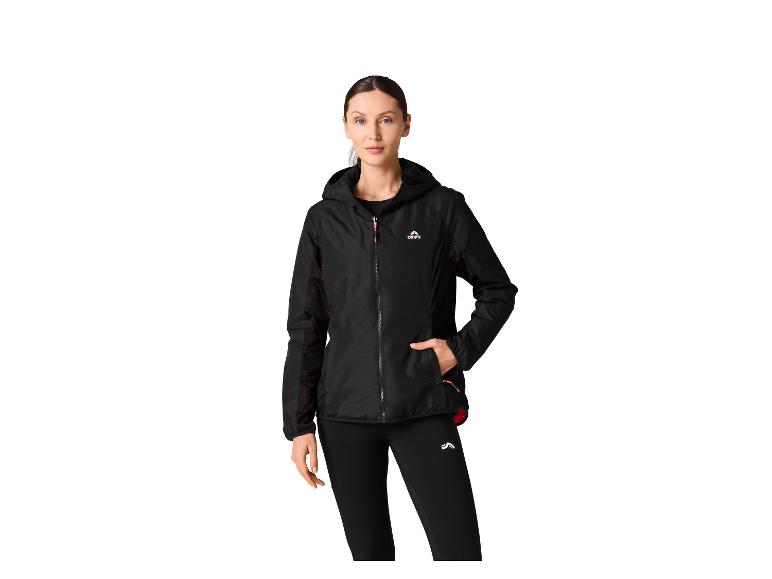 Frau in schwarzer Sportjacke und schwarzen Leggings.