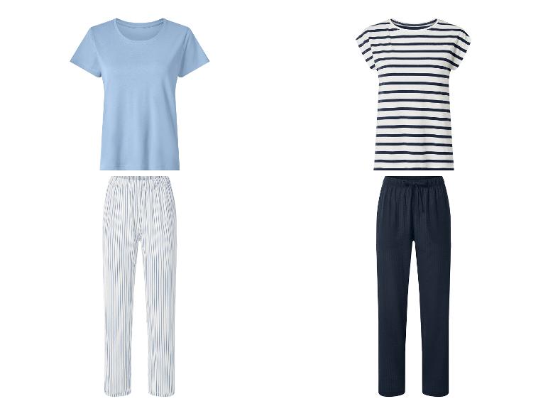 Zwei Pyjama-Sets: ein hellblaues unifarbenes Oberteil mit gestreiften Hosen und ein marineblaues gestreiftes Oberteil mit marineblauen Hosen.