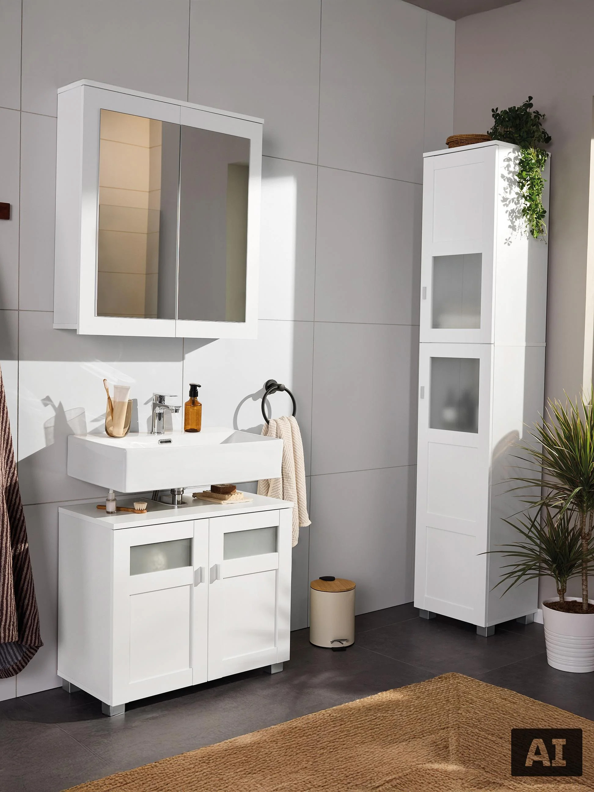 Moderne weiße Badezimmermöbel mit Waschbecken, Spiegelschrank und Hochschrank.