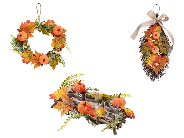 Herbstdekorationen: Kranz, Türschmuck und Kerzenhalter mit Kürbissen und Blättern.