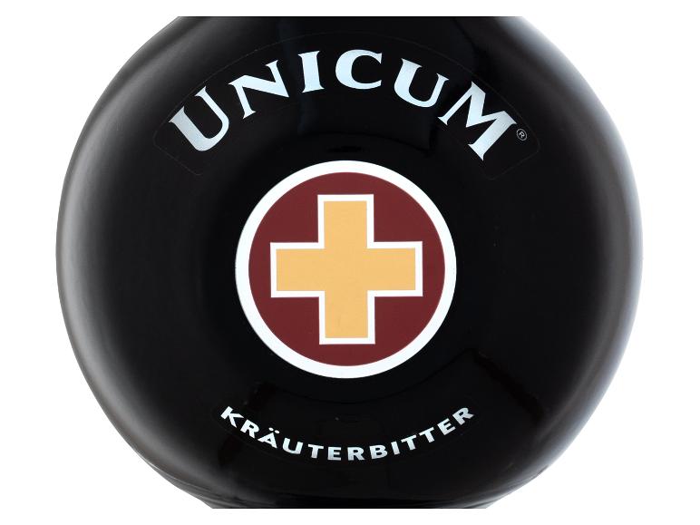 Unicum Kräuterbitter Flasche.