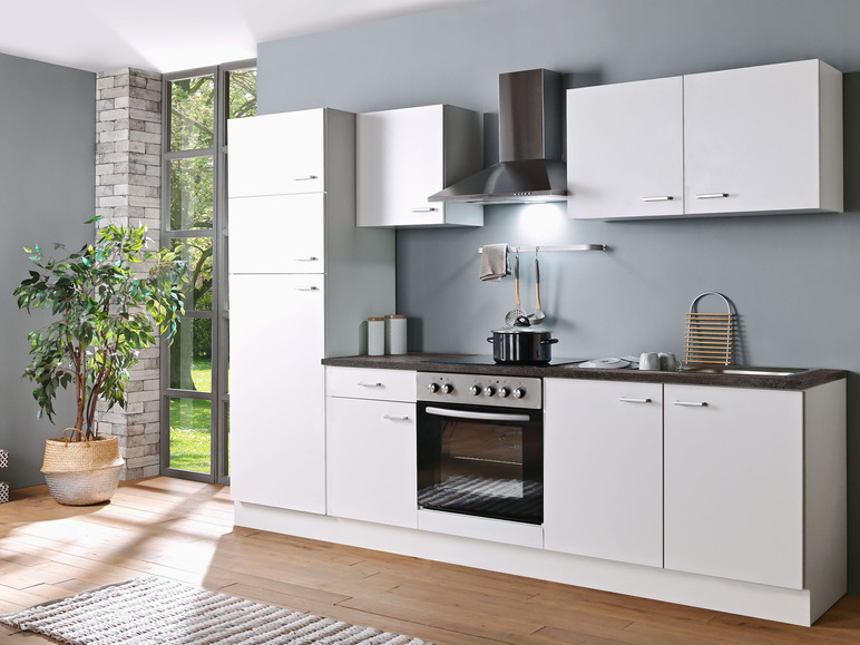 Weiße Küche mit Backofen, Kochfeld und Dunstabzugshaube.