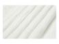 Detail eines weißen, leicht zerknitterten Stoffes mit diagonalen Falten