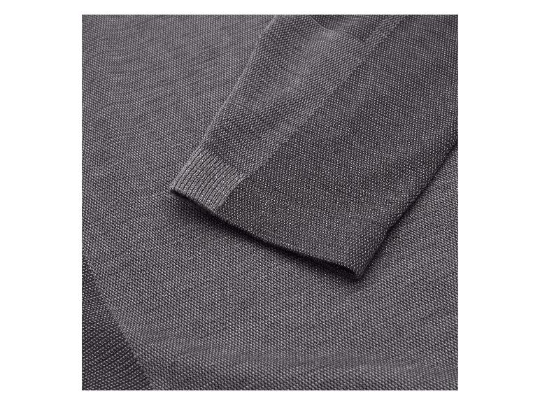 Ärmel und Strickstoff eines dunkelgrauen Pullovers