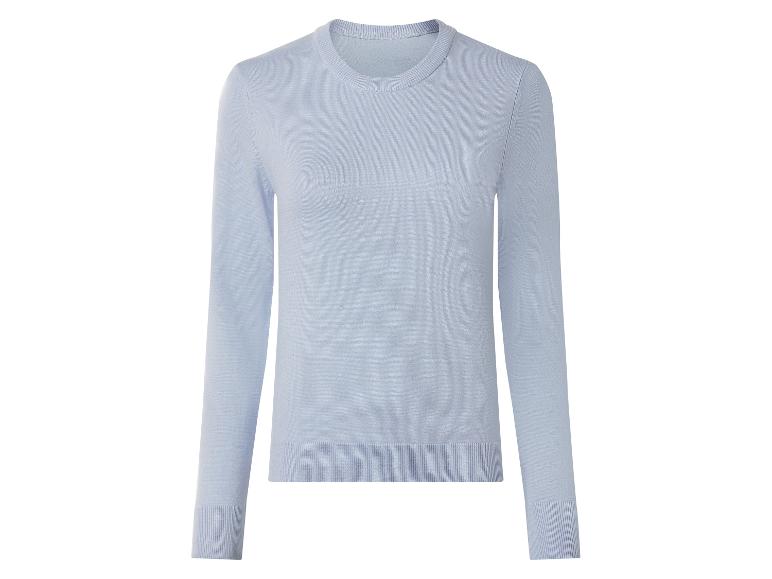 Hellblauer Strickpullover mit langen Ärmeln und Rundhalsausschnitt.