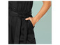 Ein schwarzer Jumpsuit mit Gürtel.