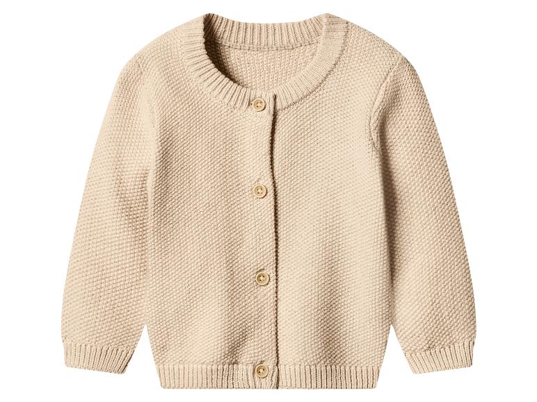 Beige gestrickte Baby-Strickjacke mit Knöpfen.