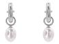 Zwei silberne Ohrringe mit Perlen.