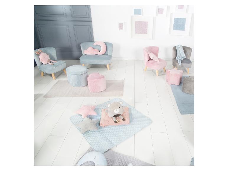 Kinderzimmer mit pastellfarbenen Samtstühlen und Hockern, Plüschkissen und Teppichen.