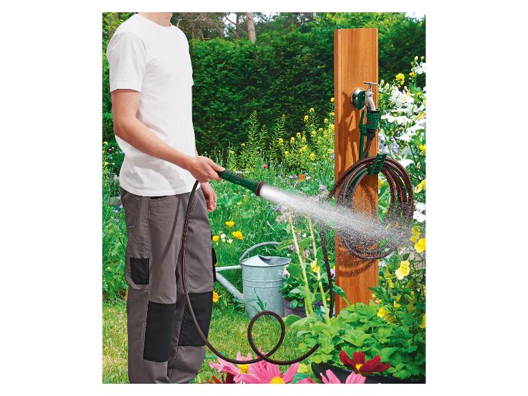 Gartenbewässerung mit Gardena Schlauch und Wandhalter.
