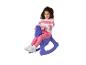 Mädchen in gestreiftem Pullover und pinkfarbenen Leggings auf lila Schaukelpferd.