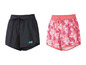 Zwei Shorts: eine schwarze und eine rosa mit Blumenmuster.