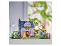 Ein farbenfrohes LEGO Friends Set mit Haus, Garten und mehreren Minifiguren.